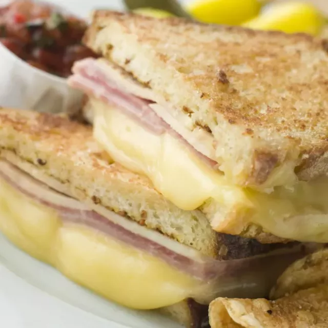 Pour cette recette de Croque-monsieur aux pommes, gruyère fondu et jambon blanc, vous pouvez compter 7 min de préparation. Pour en savoir plus sur les aliments de cette recette de croques